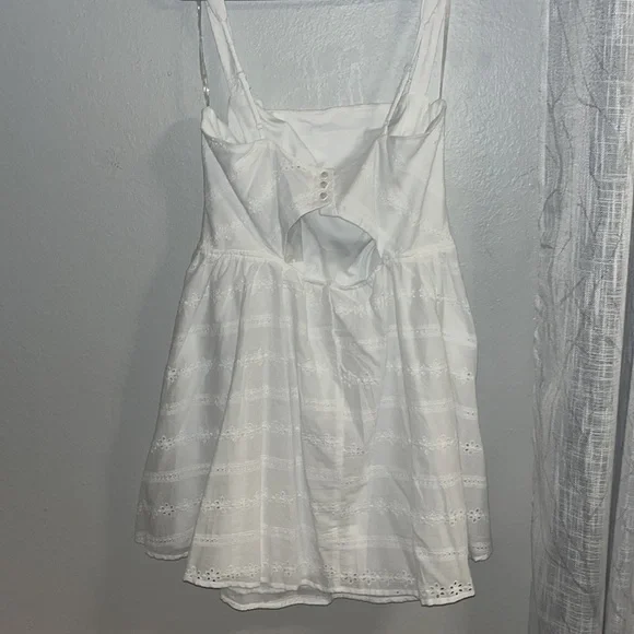 White eyelet dress with open back and thicker straps. Brand new, never worn! - Picture 4 of 7